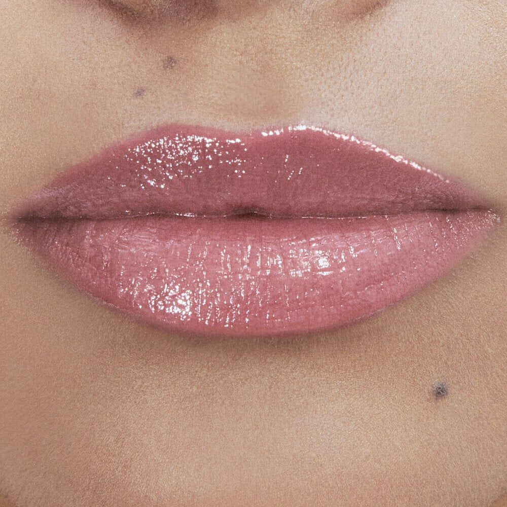 Cor nude lavalliere de YSL LOVESHINE, batom brilhoso de YSL Beauty