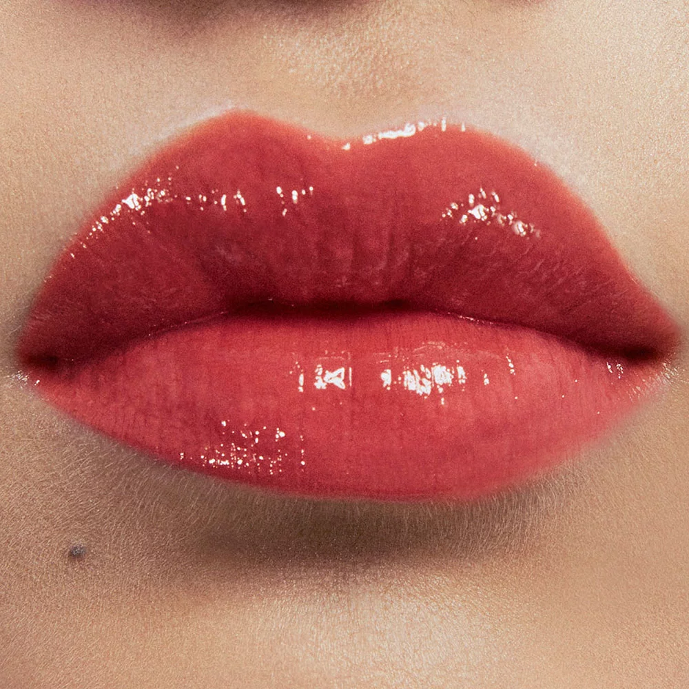 Cor glowing lava de YSL LOVESHINE, batom brilhoso de YSL Beauty