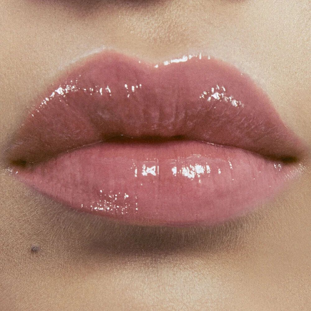 Cor nude lingerie de YSL LOVESHINE, batom brilhoso de YSL Beauty