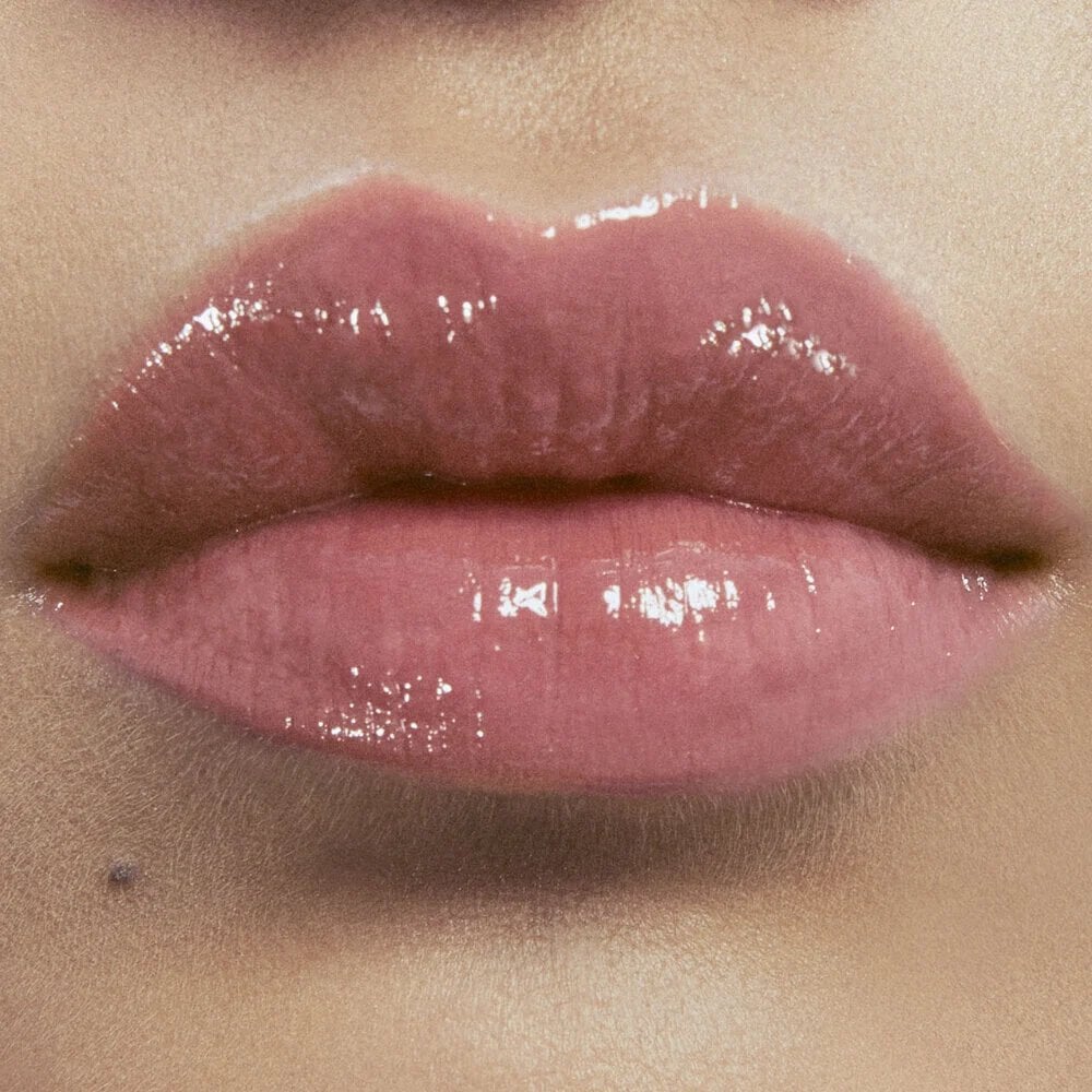 Cor nude lingerie de YSL LOVESHINE, batom brilhoso de YSL Beauty