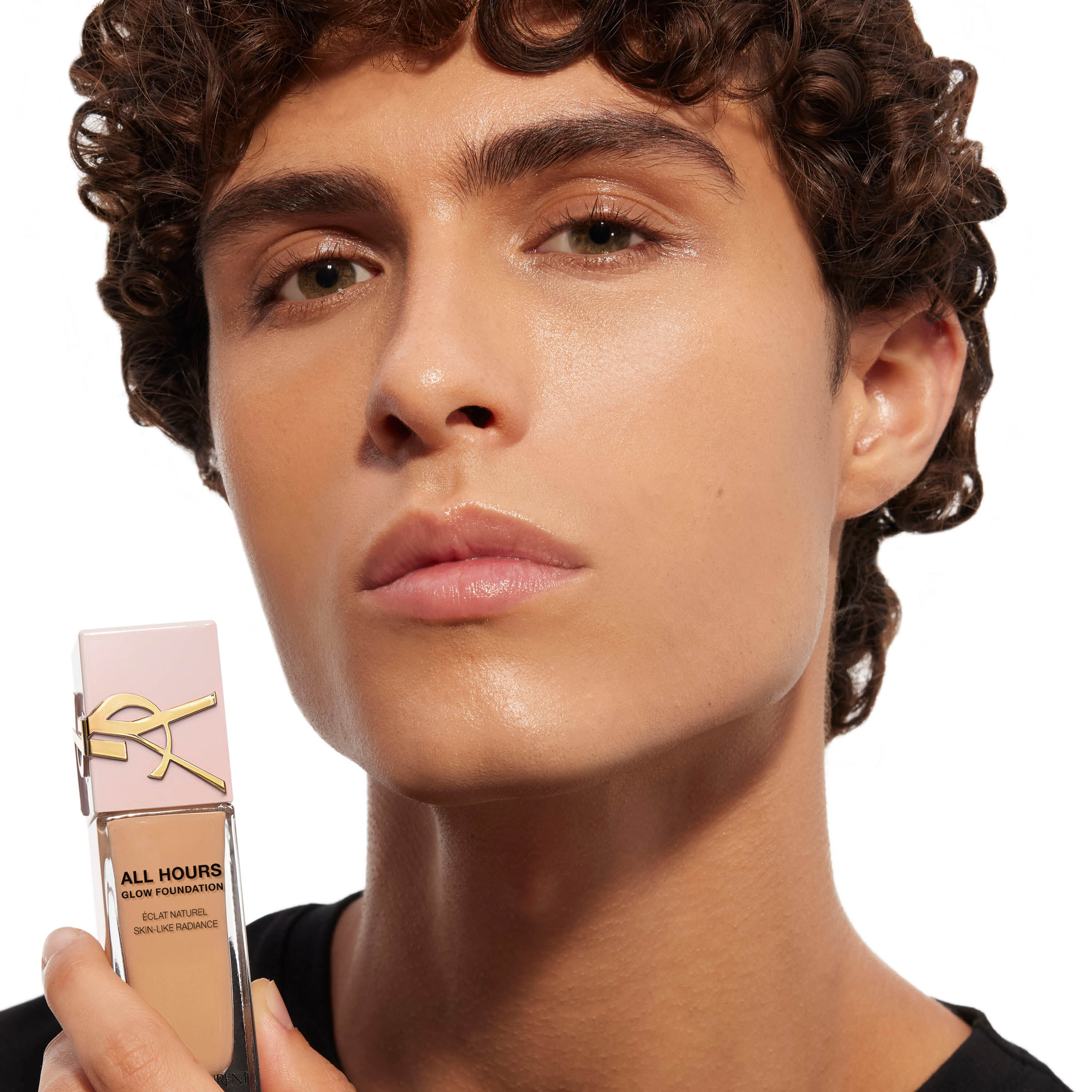 Pele iluminada e hidratada 24 horas com a base YSL ALL HOURS GLOW FOUNDATION
