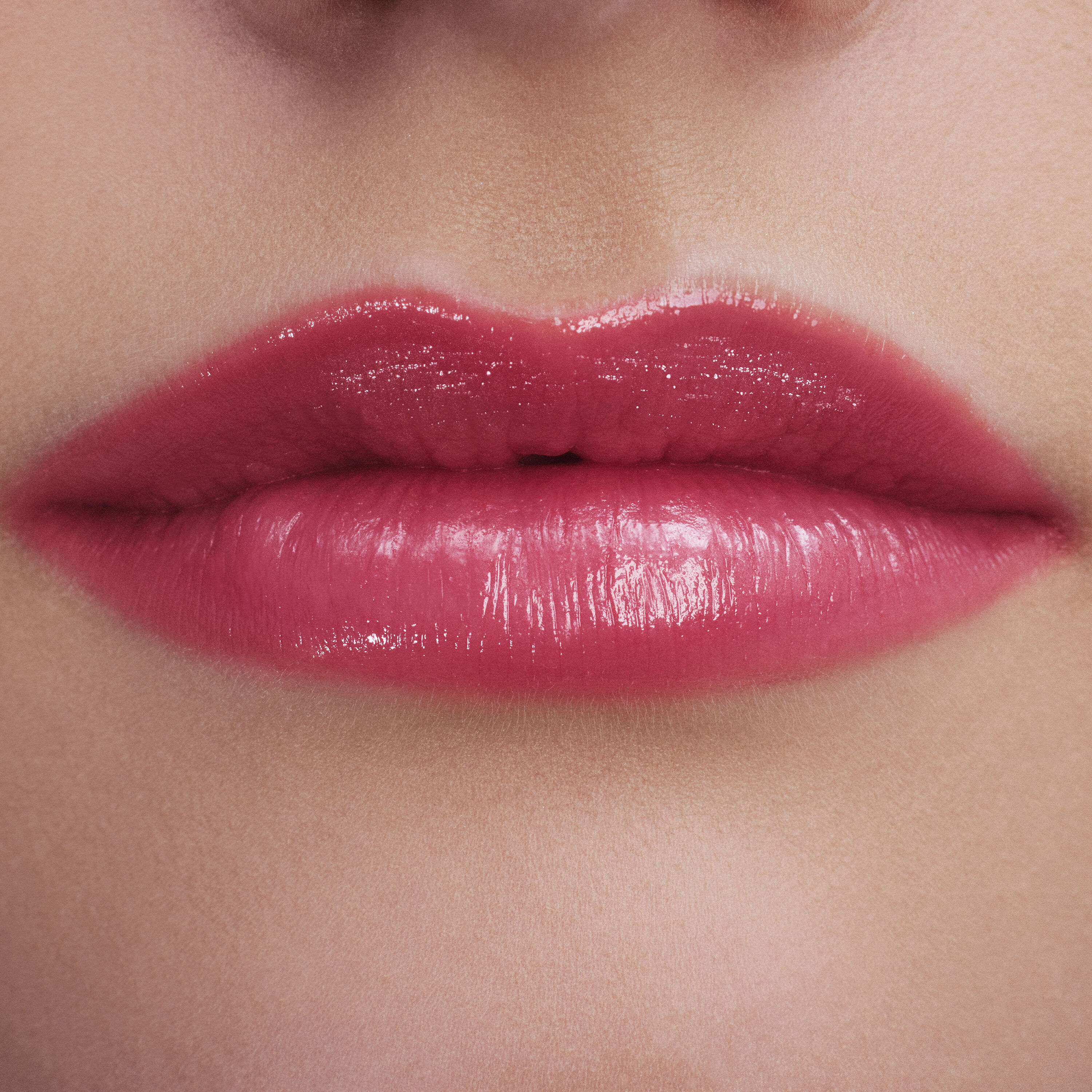 Aplicacao batom hidratante brilhante YSL LOVESHINE