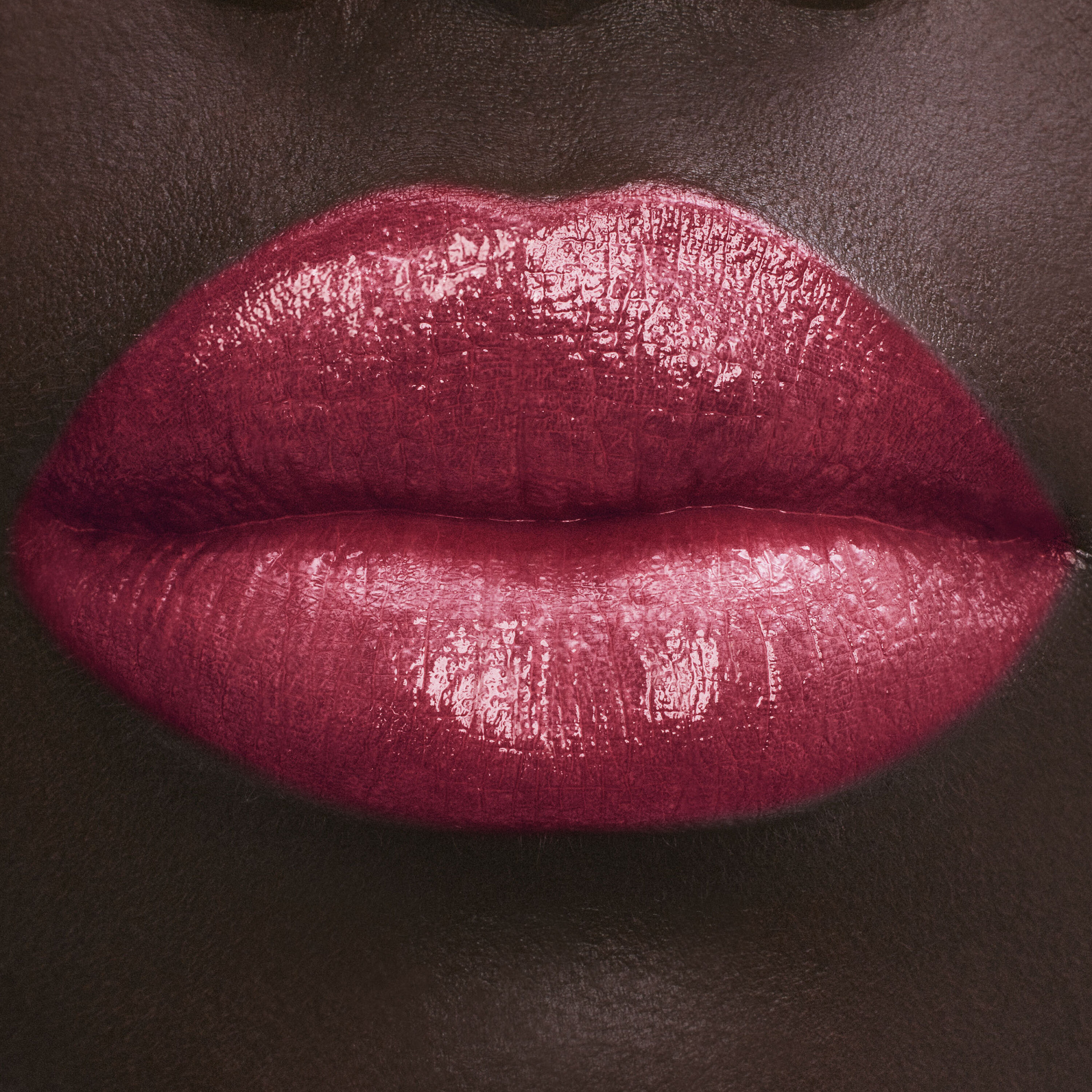 Aplicacao batom hidratante brilhante YSL LOVESHINE