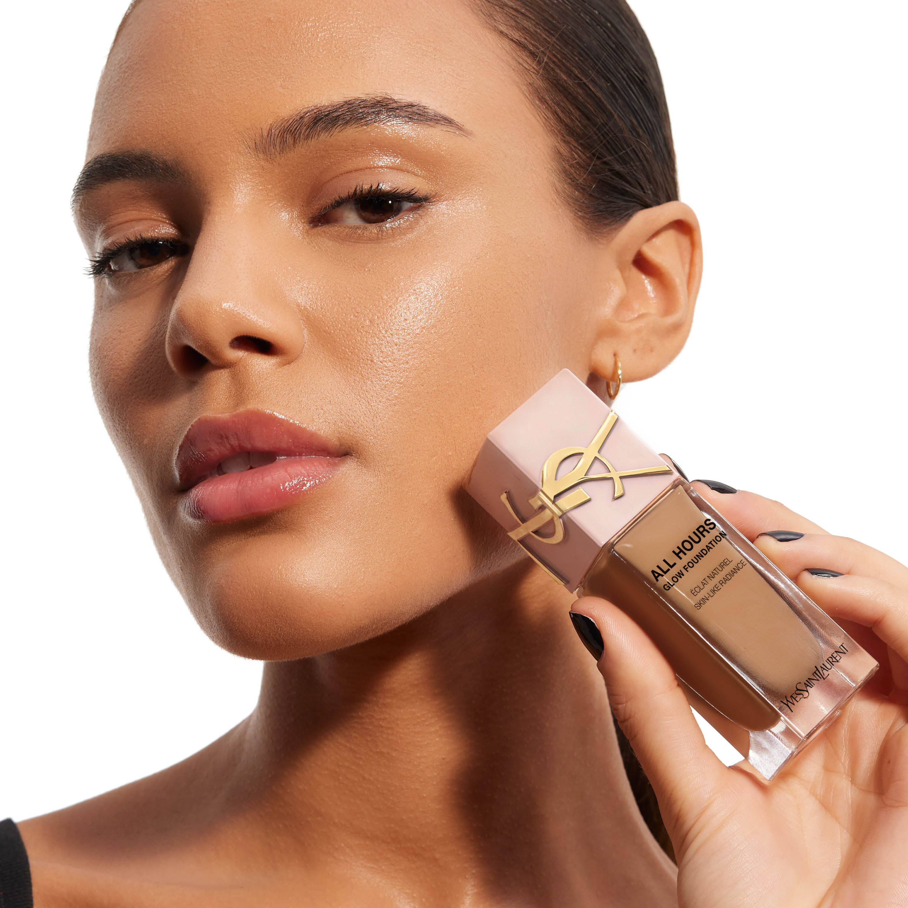 Pele iluminada e hidratada 24 horas com a base YSL ALL HOURS GLOW FOUNDATION