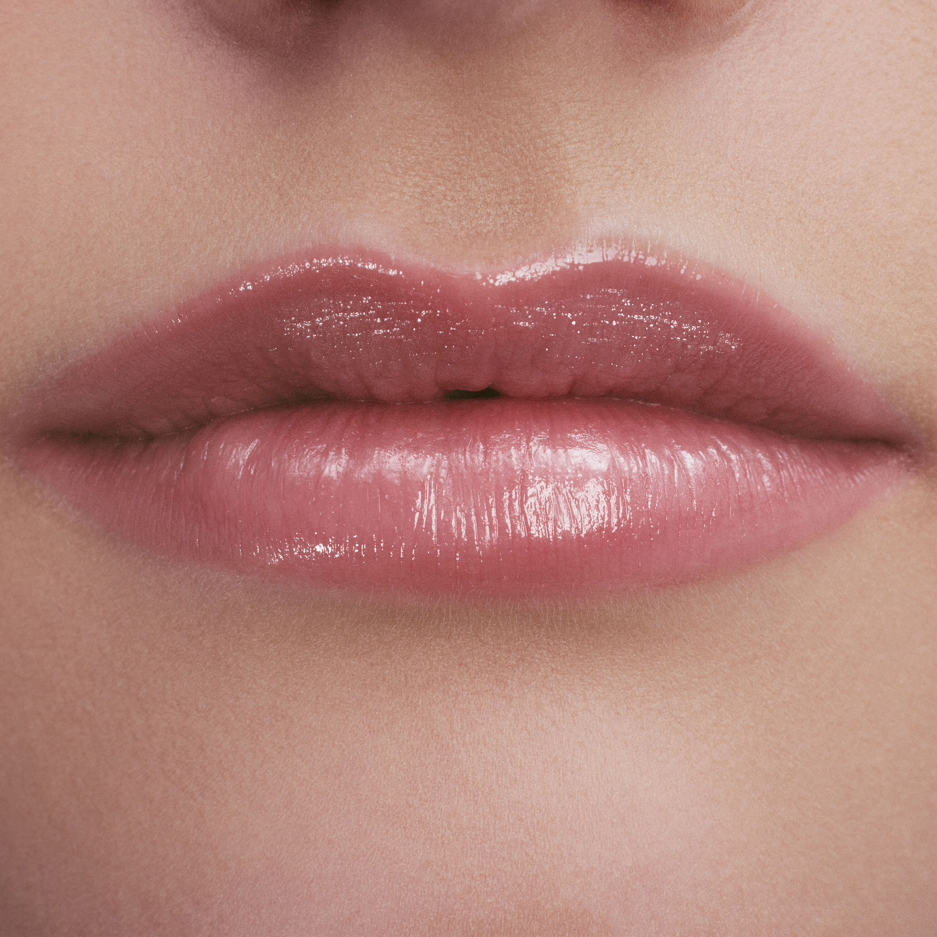 Aplicacao batom hidratante brilhante YSL LOVESHINE