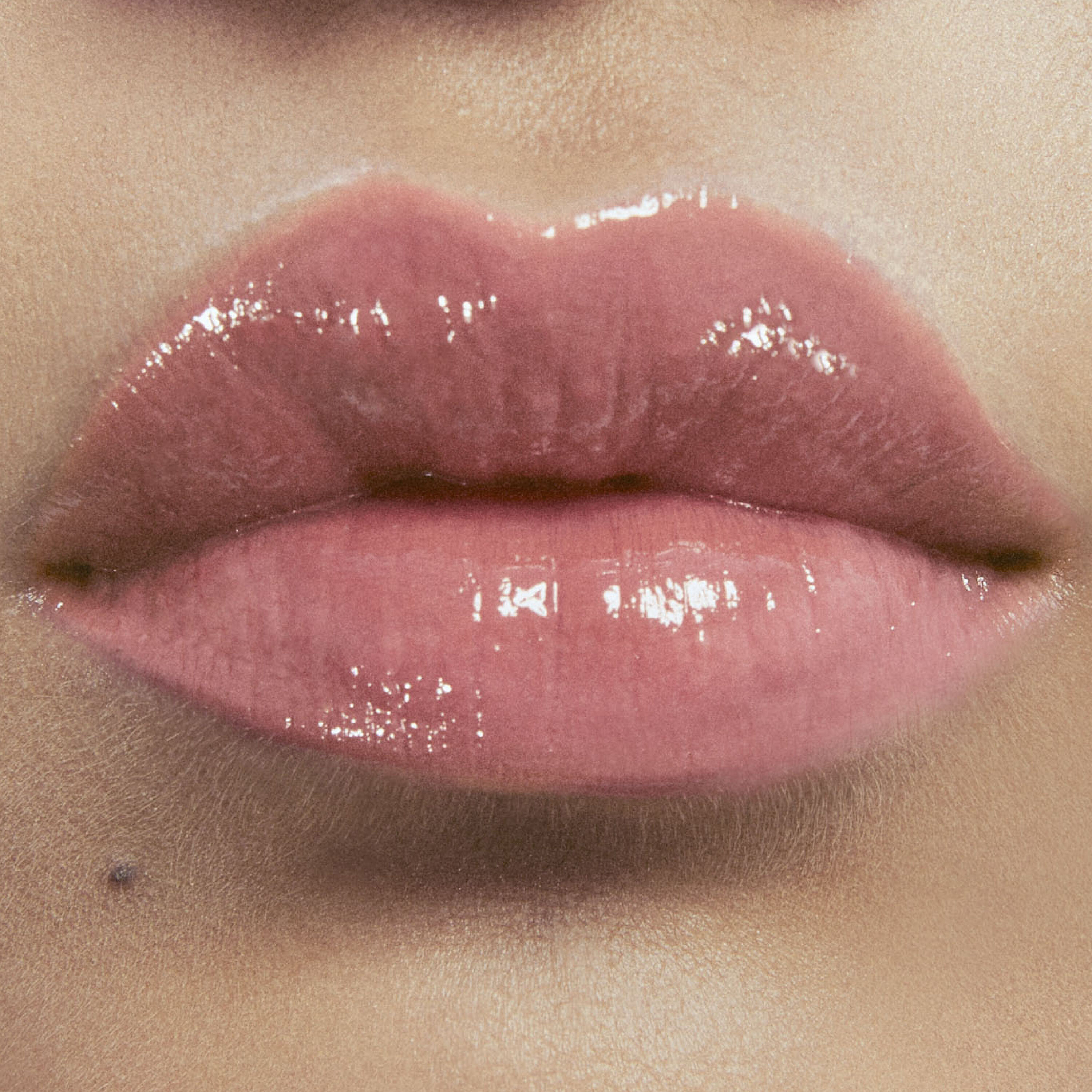 Aplicacao batom hidratante brilhante YSL LOVESHINE
