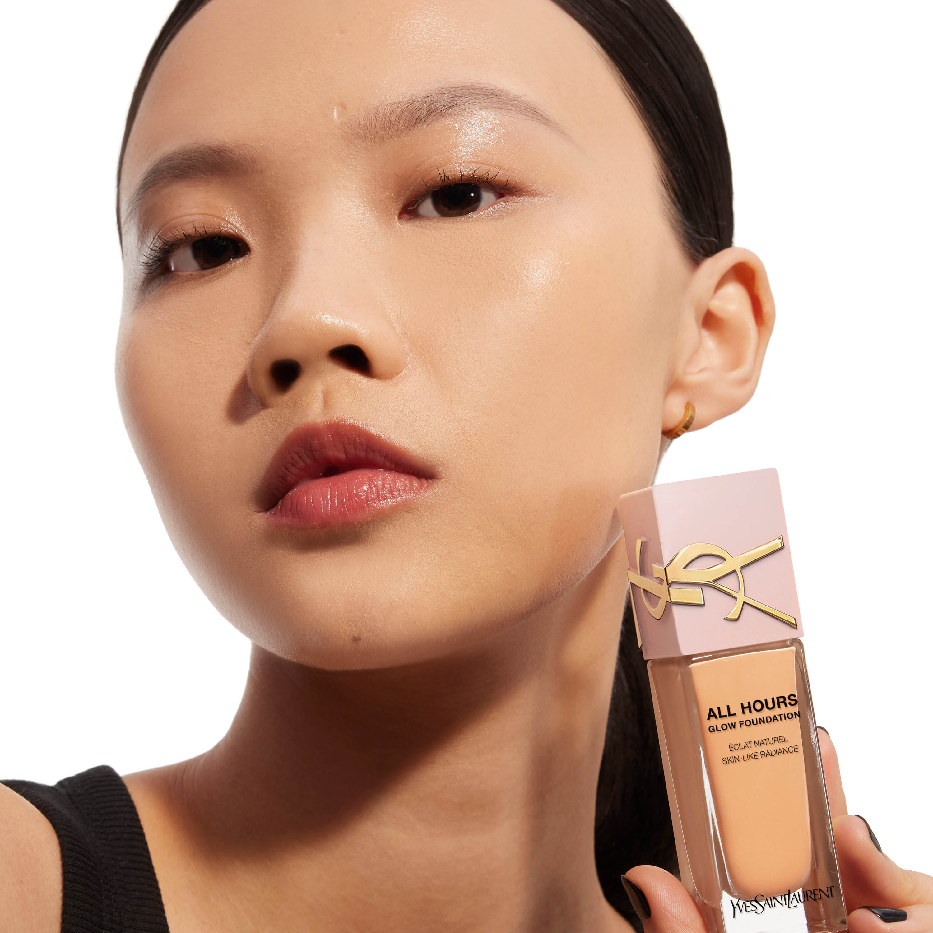 Pele iluminada e hidratada 24 horas com a base YSL ALL HOURS GLOW FOUNDATION