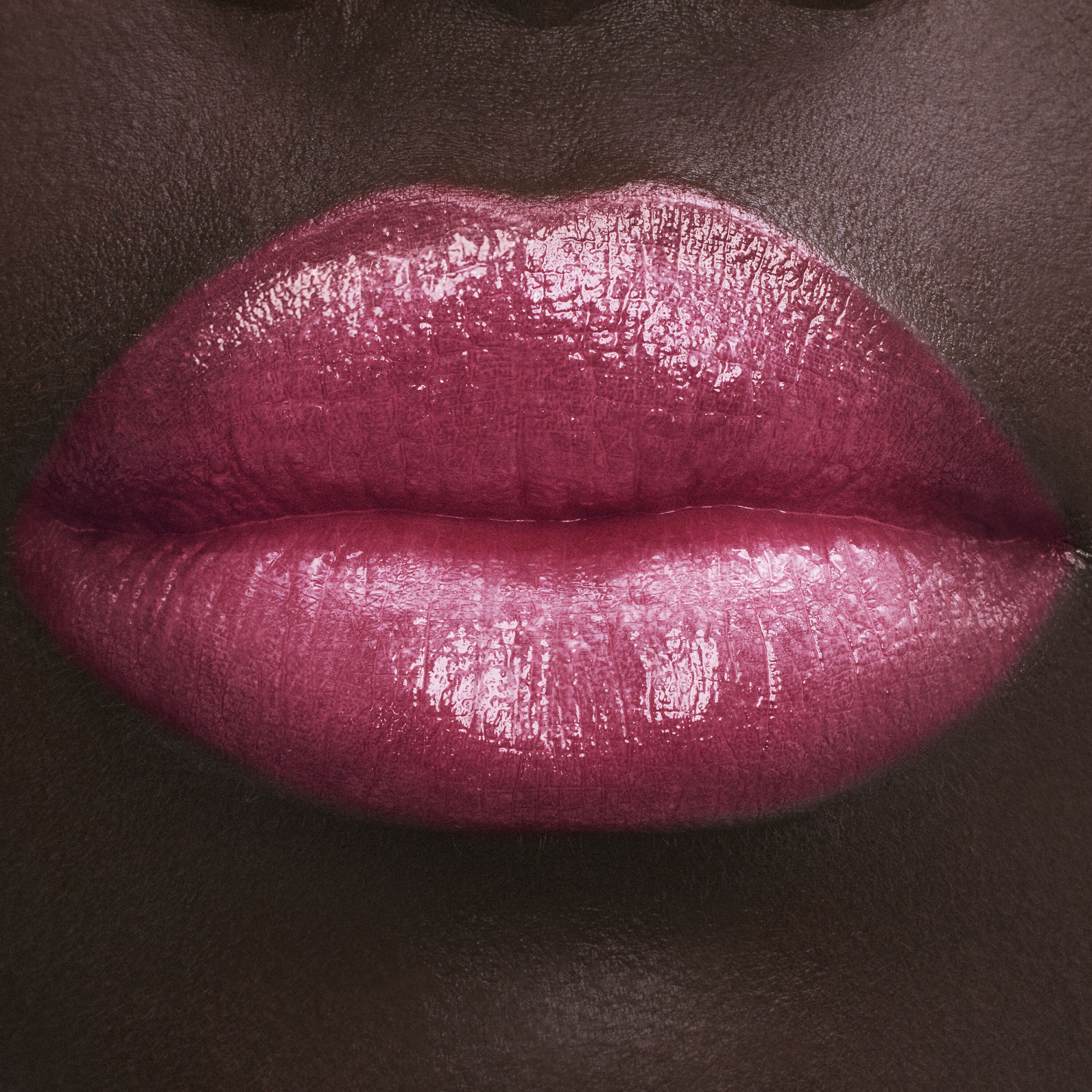 Aplicacao batom hidratante brilhante YSL LOVESHINE