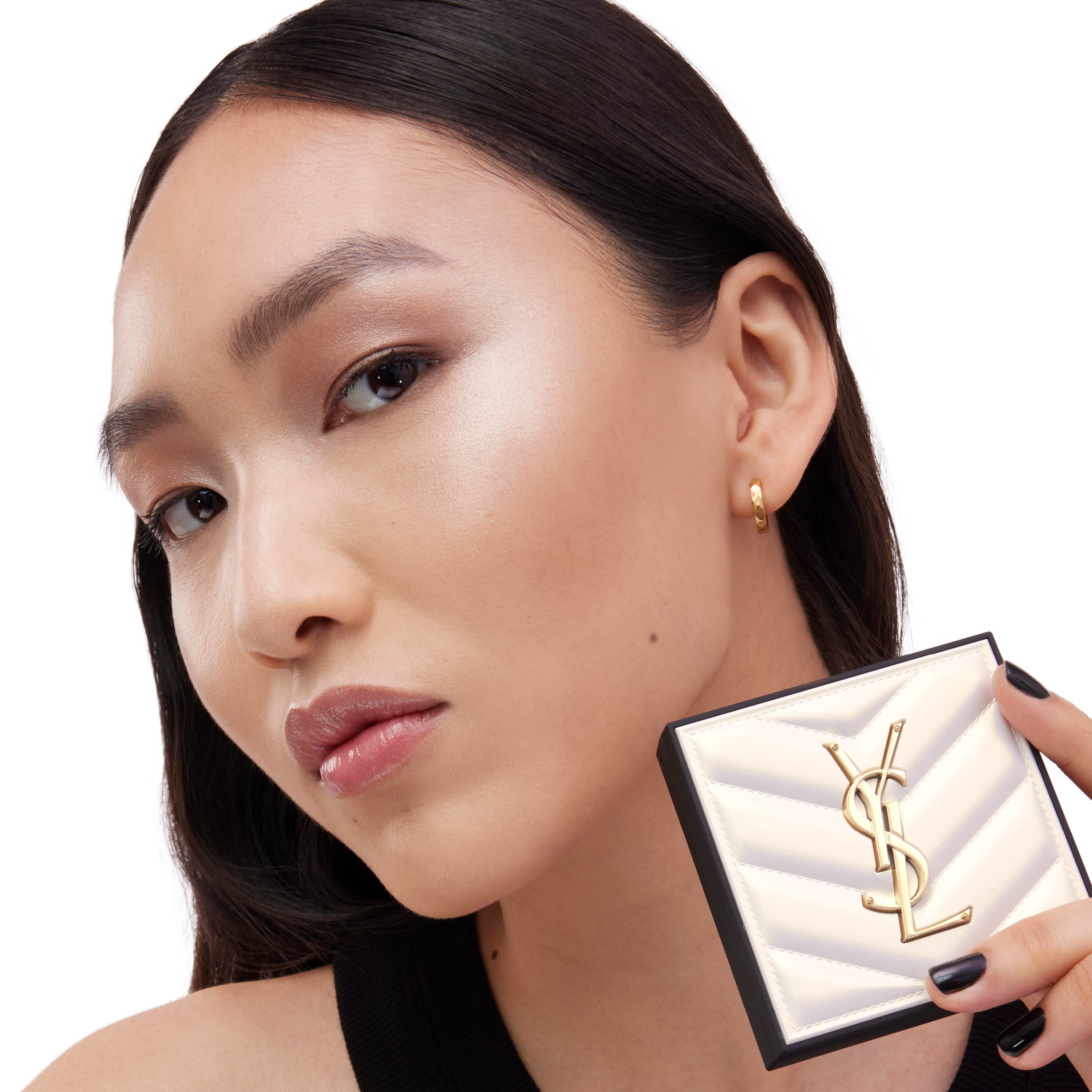Tons vibrantes e brilhantes para todos os tons de pele com o iluminador para o rosto ALL HOURS HYPER LUMINIZE de YSL Beauty