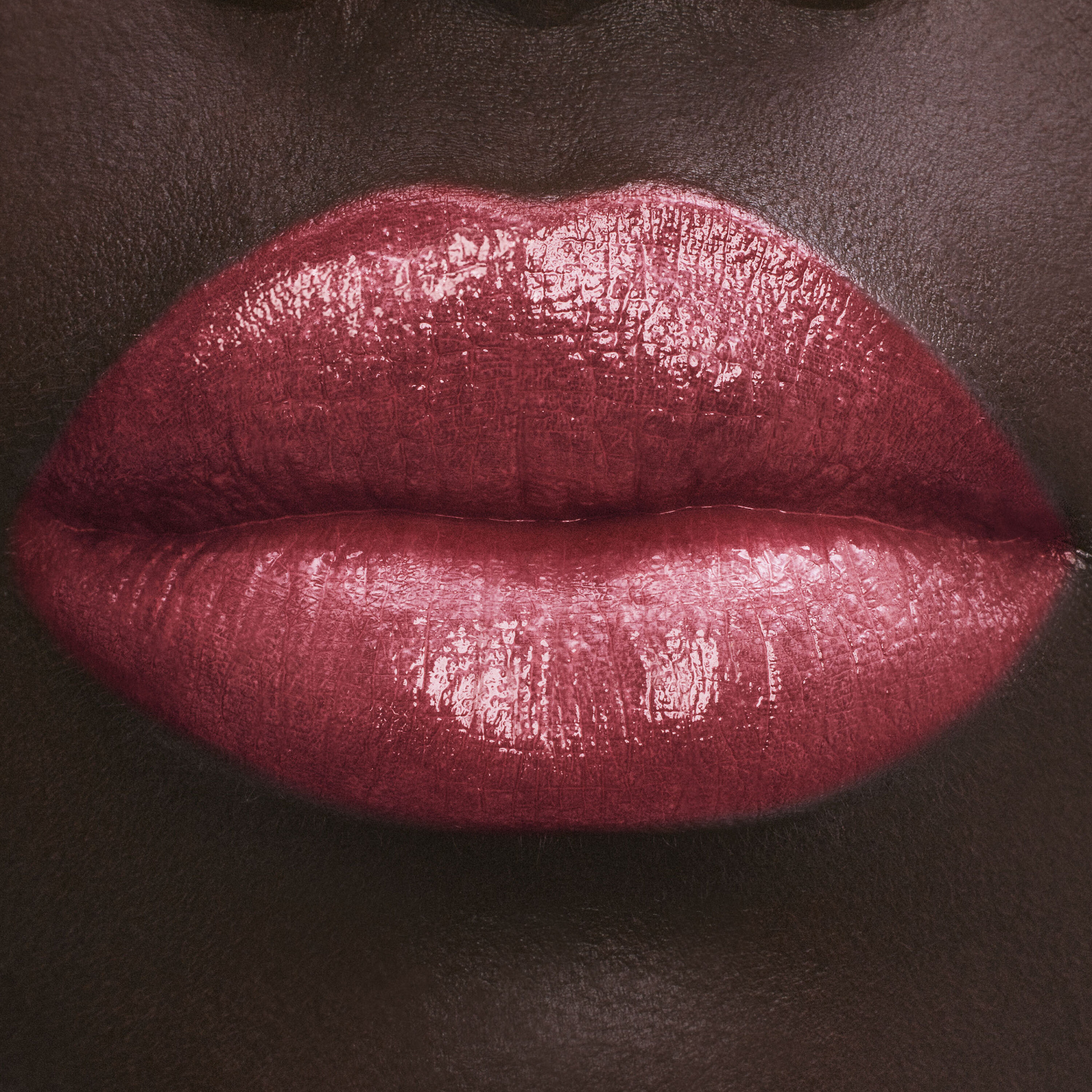 Aplicacao batom hidratante brilhante YSL LOVESHINE