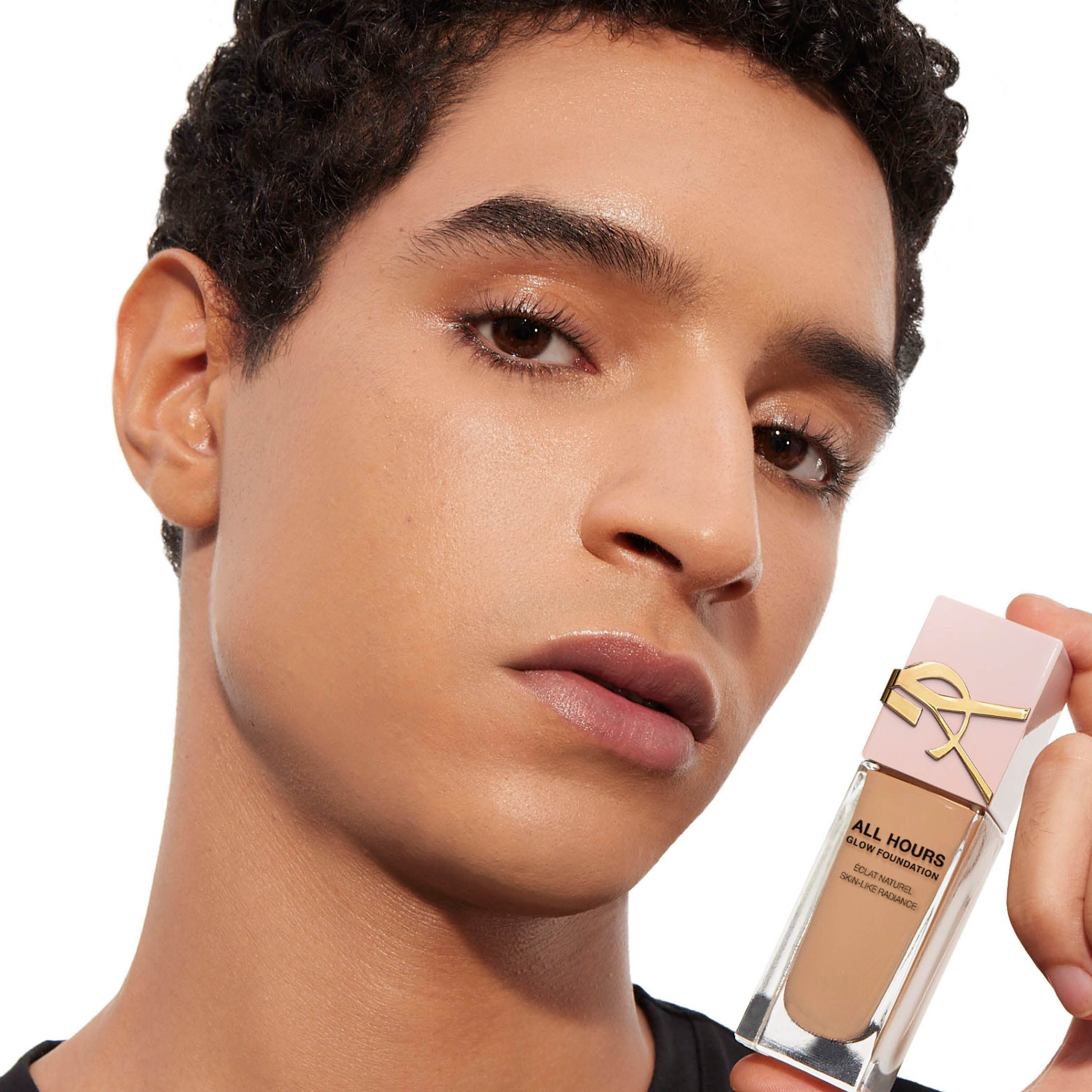 Pele iluminada e hidratada 24 horas com a base YSL ALL HOURS GLOW FOUNDATION