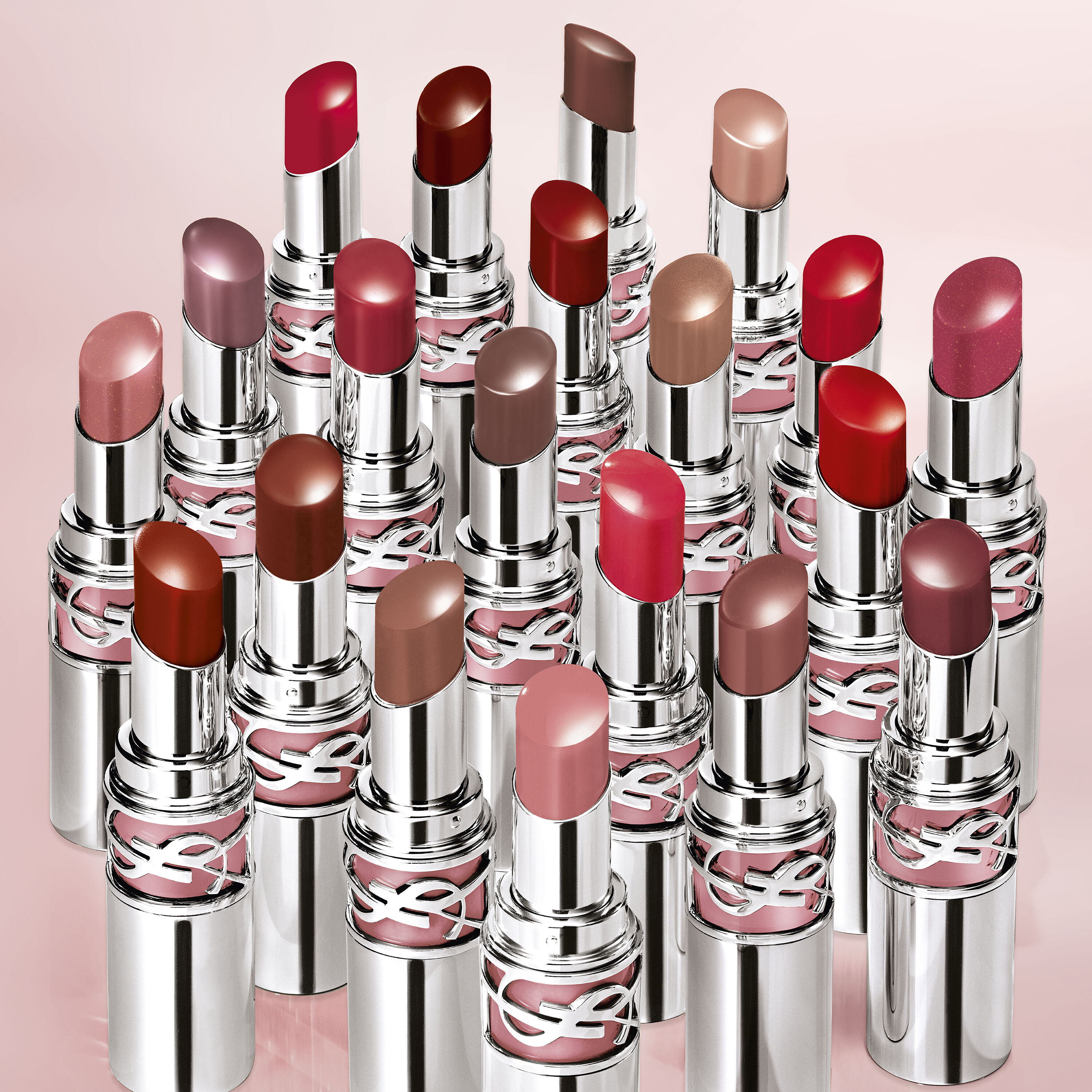 Batom brilhante com tons vermelhos e rosas YSL LOVESHINE
