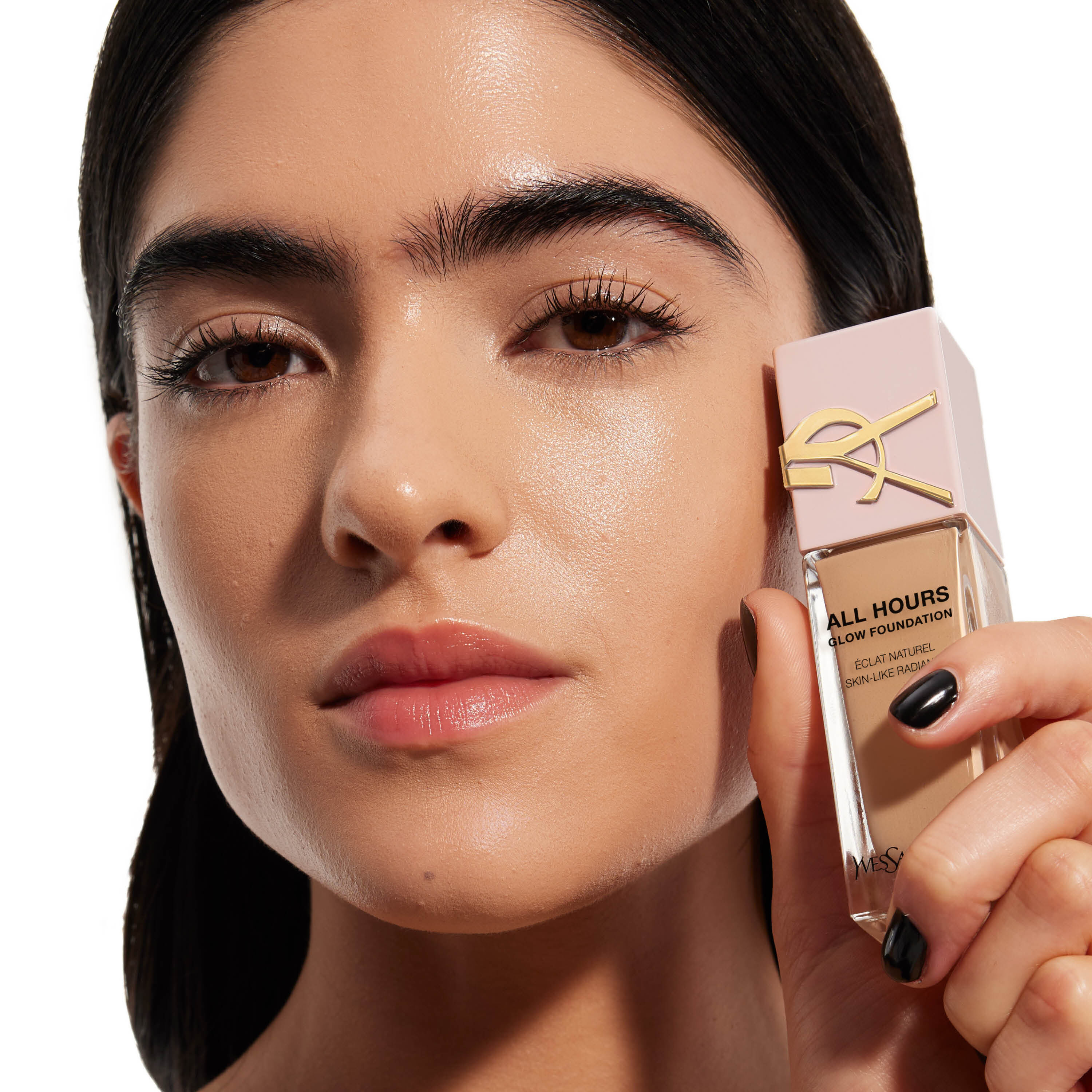 Pele iluminada e hidratada 24 horas com a base YSL ALL HOURS GLOW FOUNDATION