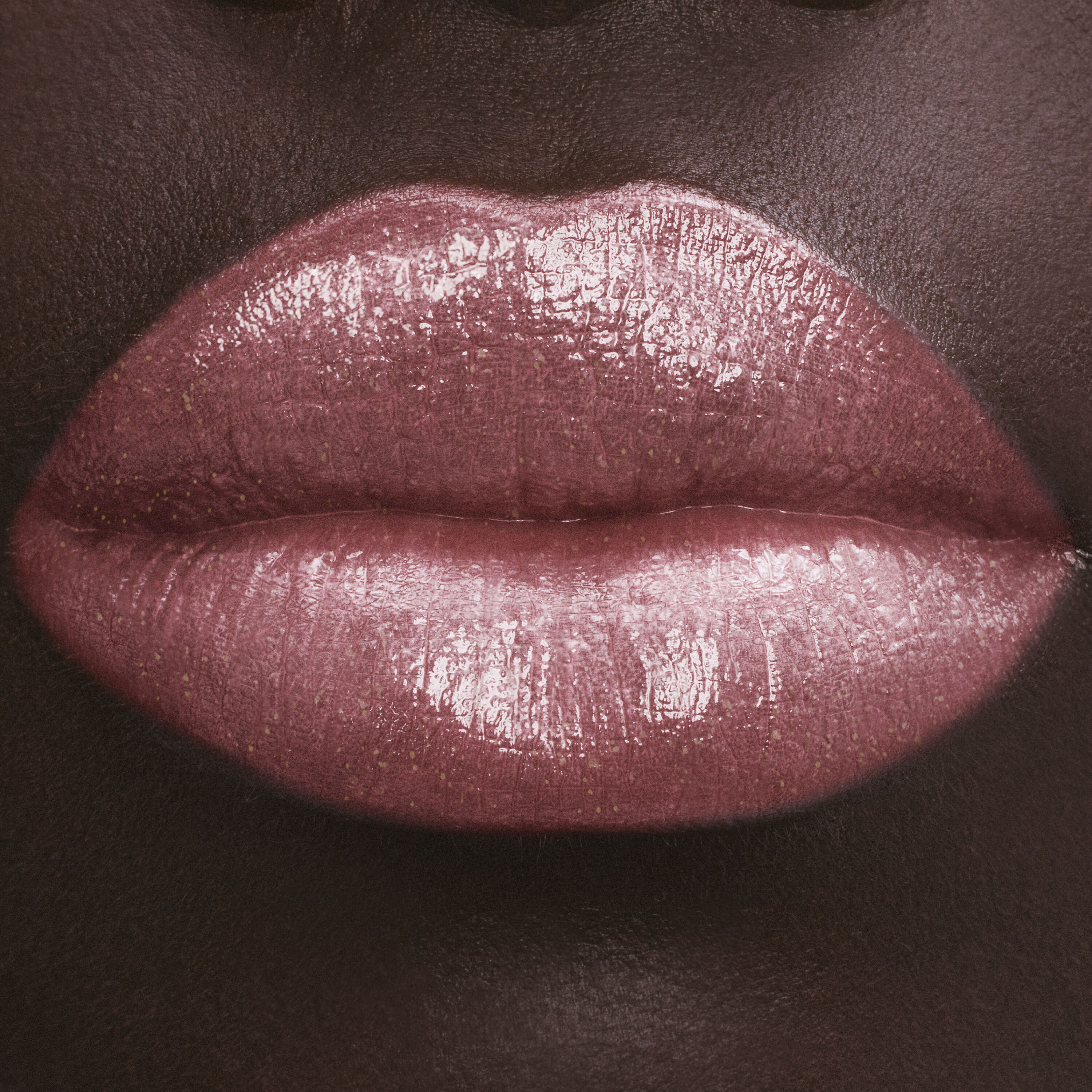 Aplicacao batom hidratante brilhante YSL LOVESHINE