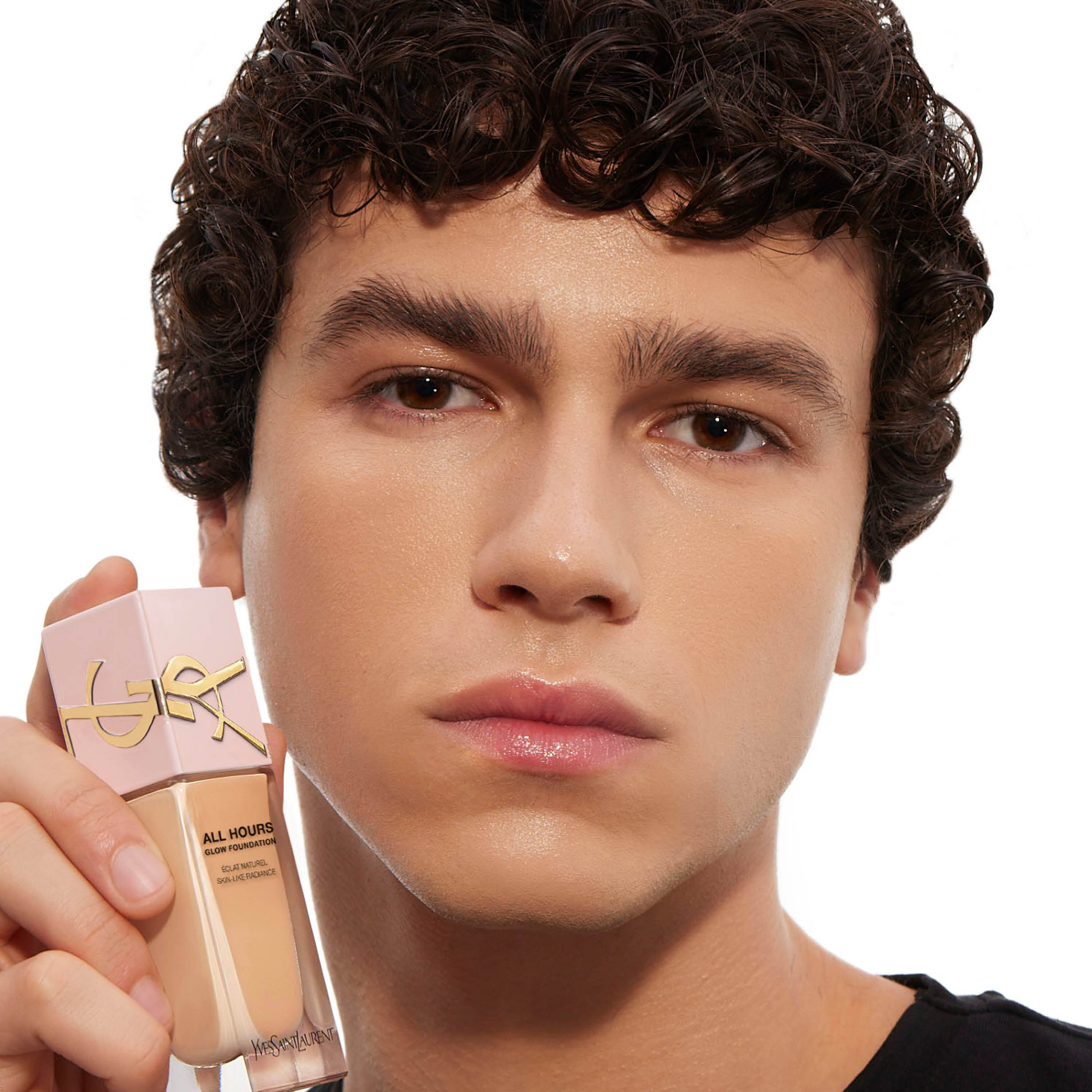 Pele iluminada e hidratada 24 horas com a base YSL ALL HOURS GLOW FOUNDATION