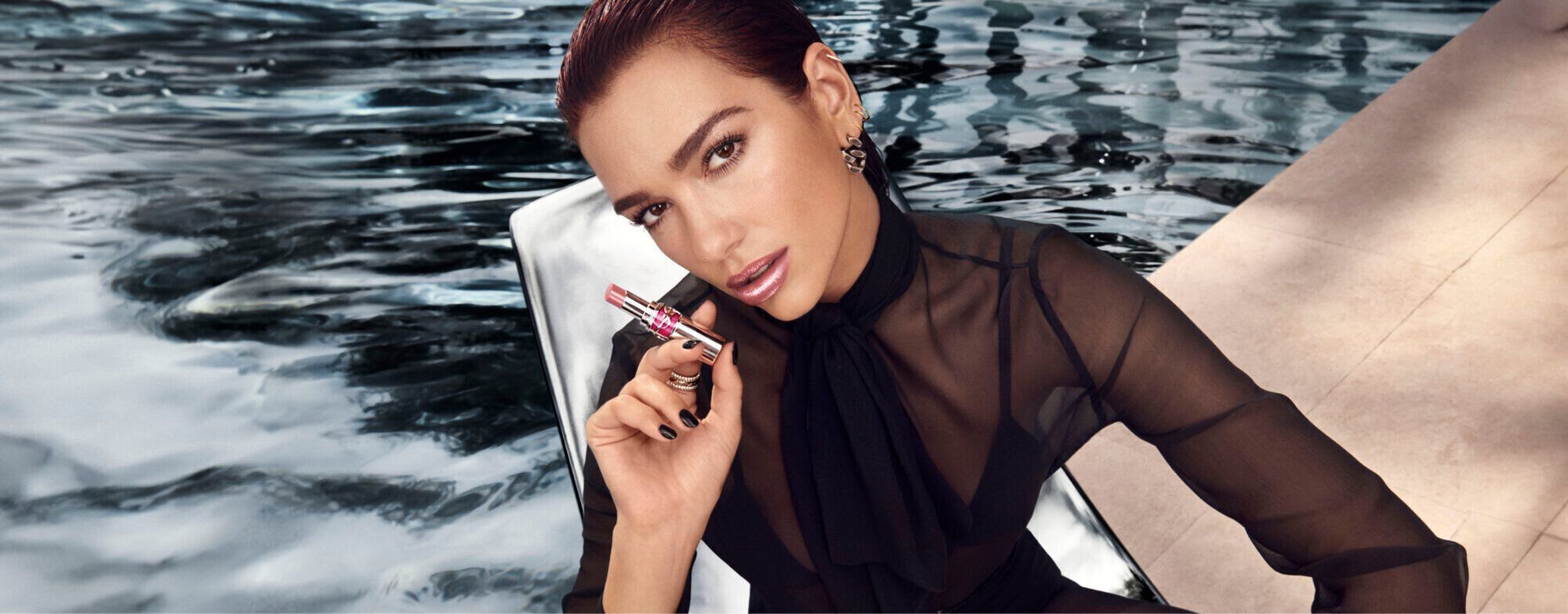 A suntuosidade de um batom Yves Saint Laurent Dua Lipa, rosto do batom hidratante YSL LOVESHINE